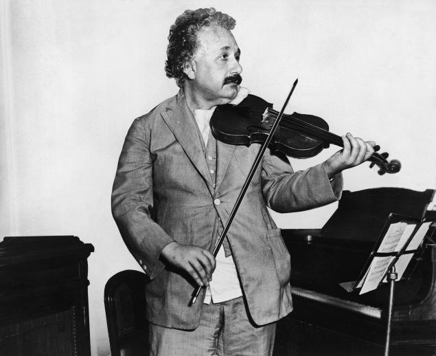 Albert Einstein sõpradele viiulit mängimas.